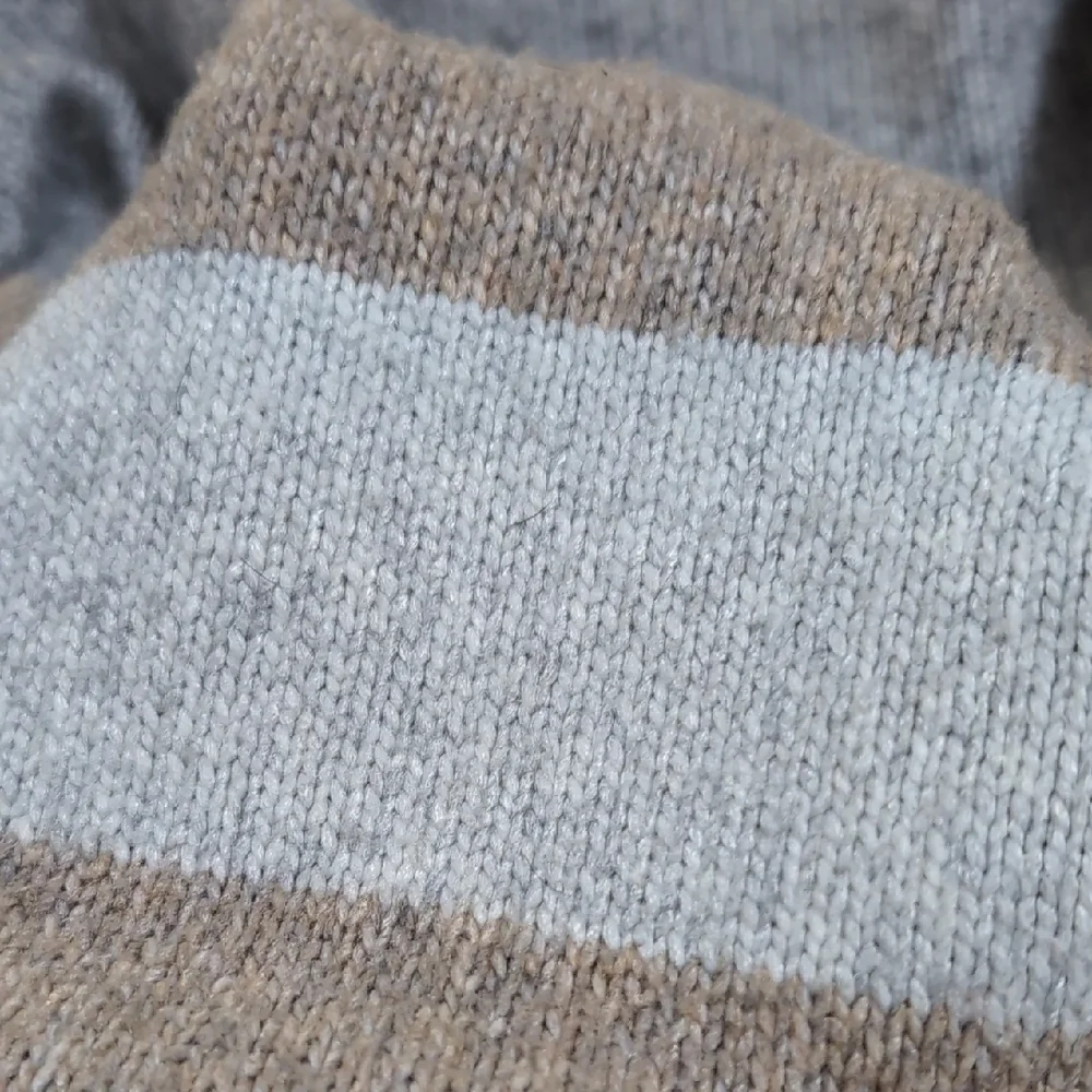 Max Studio V-Neck Sweater - Gray and Tan Cabin Core Snuggle-worthy Knit-wear - Picture 7 of 8
